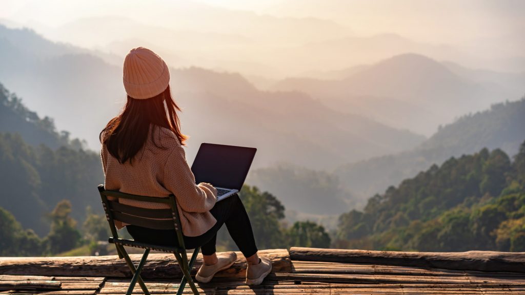Workation_Frau arbeitet an Urlaubsort